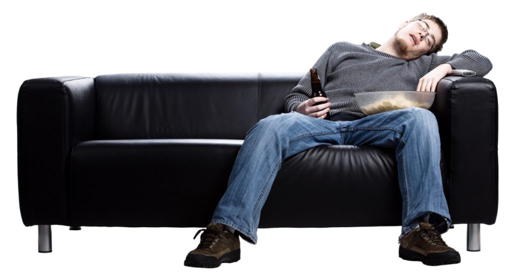 мужчина заснул на диване