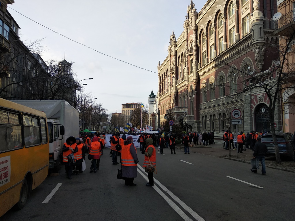 протестующие в оранжевых жилетках под нбу киев
